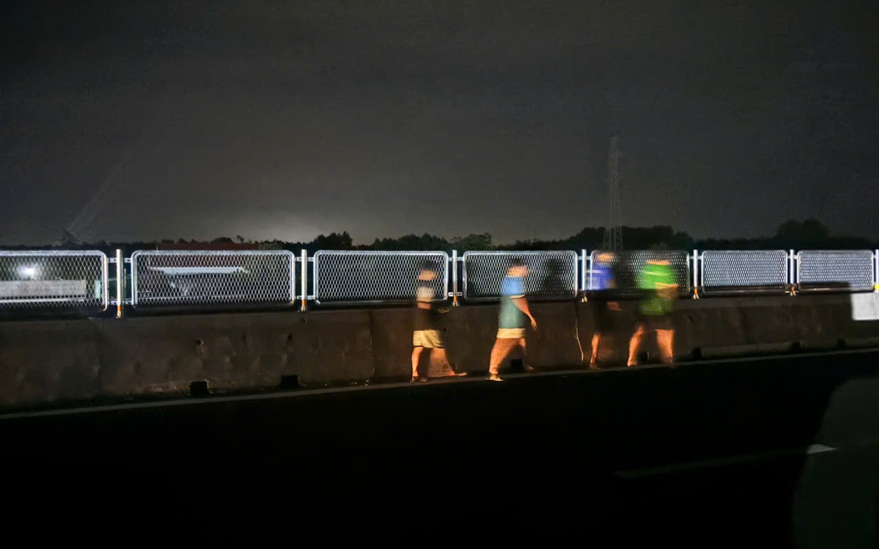 Bò đi vào cao tốc, chủ đầu tư cảnh báo và yêu cầu xử lý việc tự ý phá hàng rào- Ảnh 5. Tiếp tục phát hiện người đi bộ trên cao tốc Vạn Ninh - Cam Lộ trong đêm