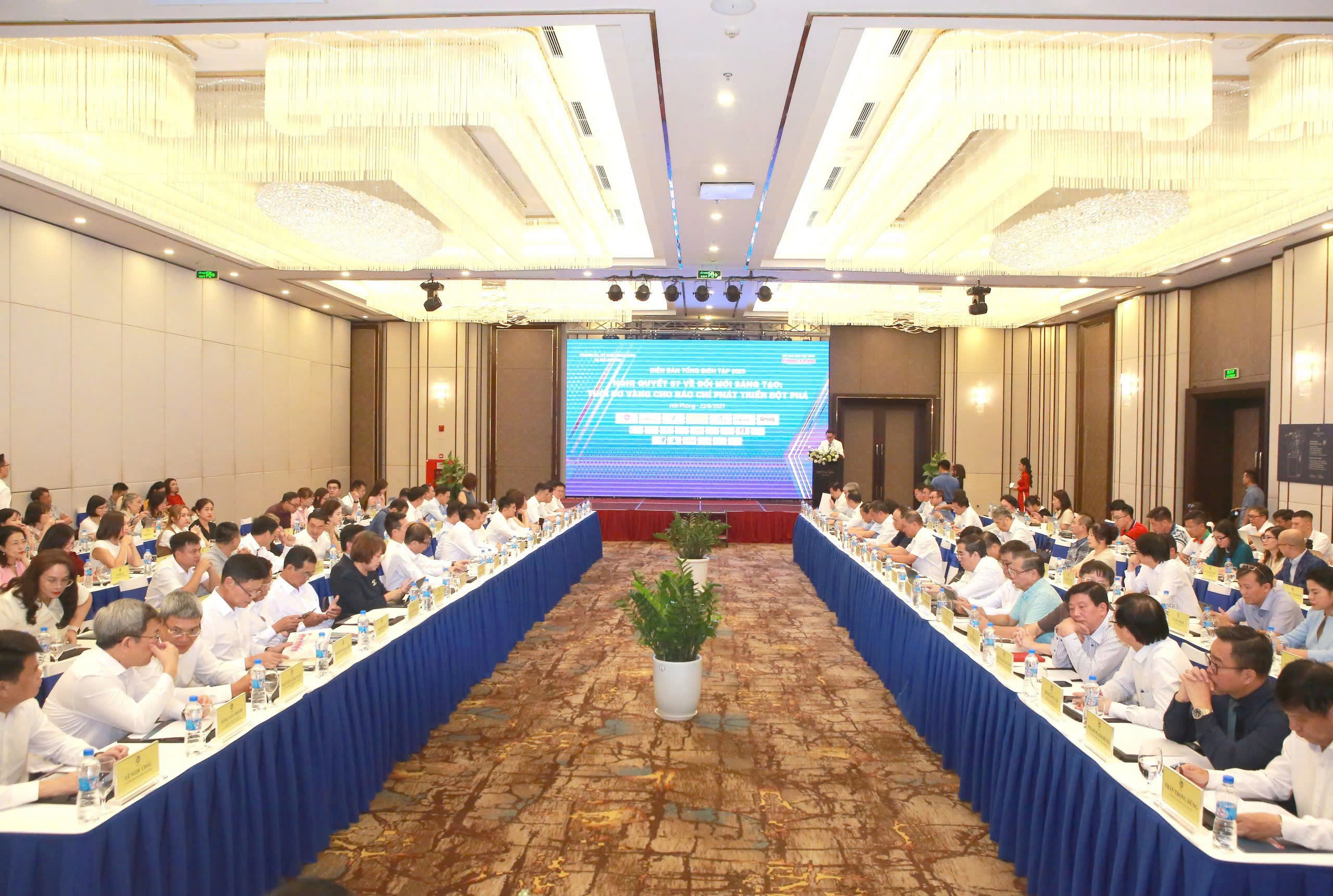 Diễn đàn Tổng biên tập 2025: Chuyển đổi số không chỉ là yêu cầu mà là sự sống còn đối với báo chí- Ảnh 1. Diễn đàn Tổng biên tập 2025: Chuyển đổi số không chỉ là yêu cầu mà là sự sống còn đối với báo chí- Ảnh 1.
