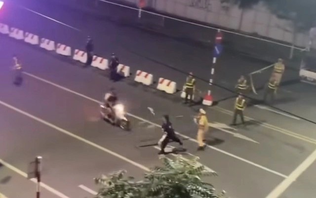 Hai thanh niên đâm xe gây trọng thương công an đối diện nhiều tội danh