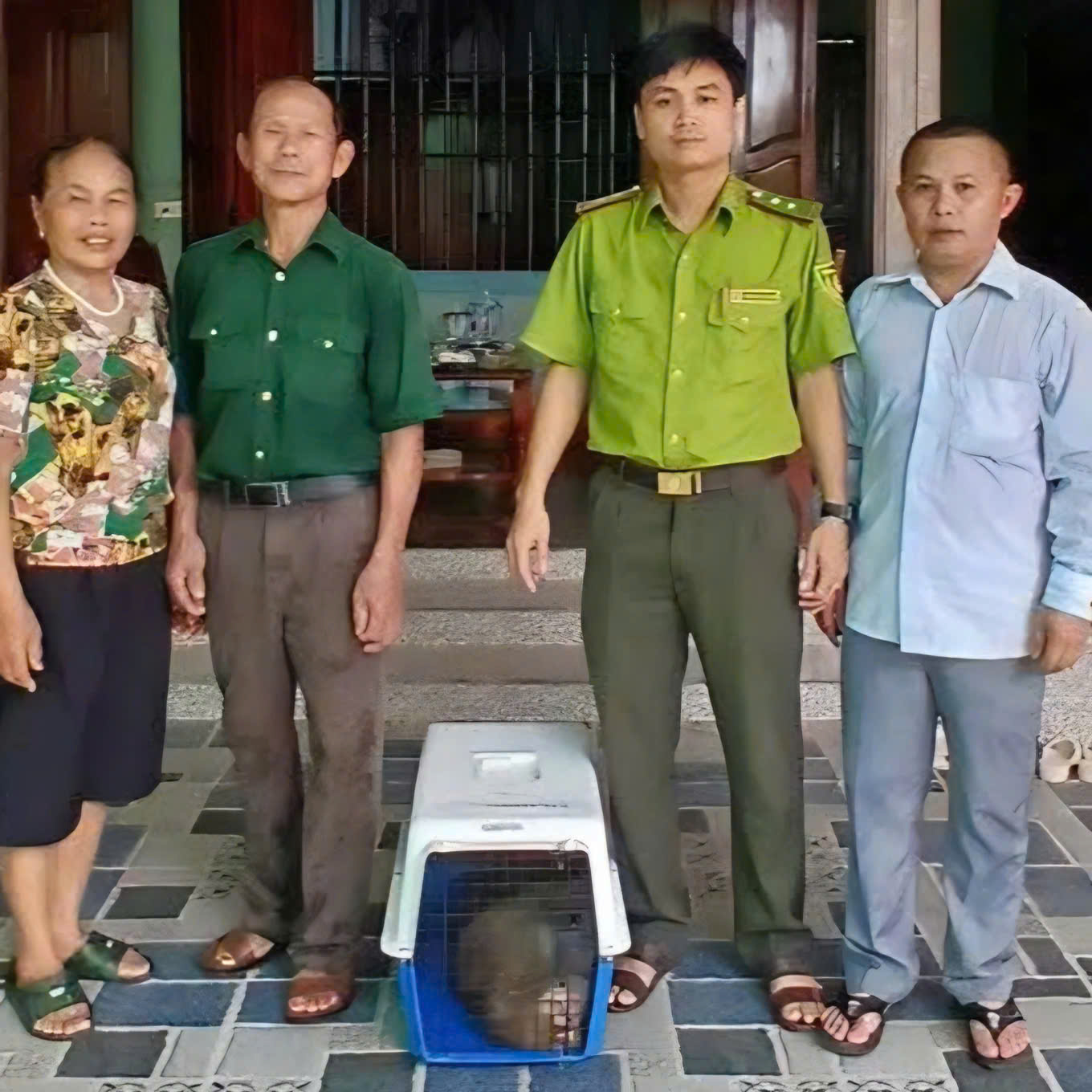 Người dân bàn giao cá thể khỉ mốc quý hiếm cho Vườn quốc gia Pù Mát- Ảnh 1.