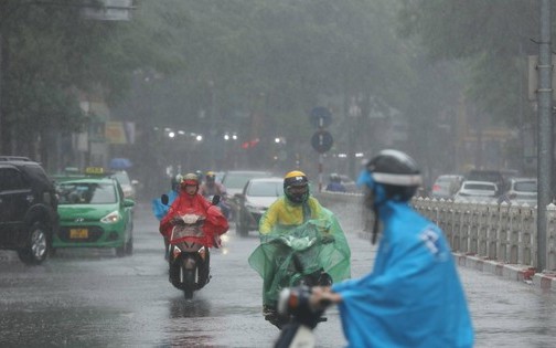 Miền Bắc, miền Trung mưa dông mạnh