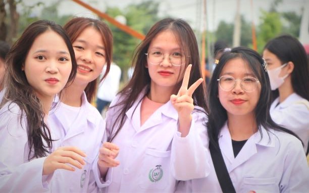 Điểm chuẩn ngành Y Dược 2025: Bức tranh phân hóa và lời giải từ chuyên gia