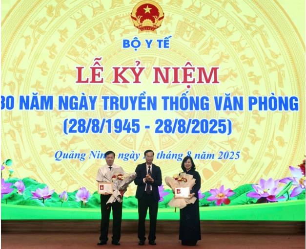80 năm Ngày truyền thống Văn phòng ngành Y tế: Vinh danh những đóng góp thầm lặng- Ảnh 3. 80 năm Ngày truyền thống Văn phòng ngành Y tế: Vinh danh những đóng góp thầm lặng- Ảnh 3.