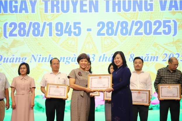 80 năm Ngày truyền thống Văn phòng ngành Y tế: Vinh danh những đóng góp thầm lặng- Ảnh 5. 80 năm Ngày truyền thống Văn phòng ngành Y tế: Vinh danh những đóng góp thầm lặng- Ảnh 5.