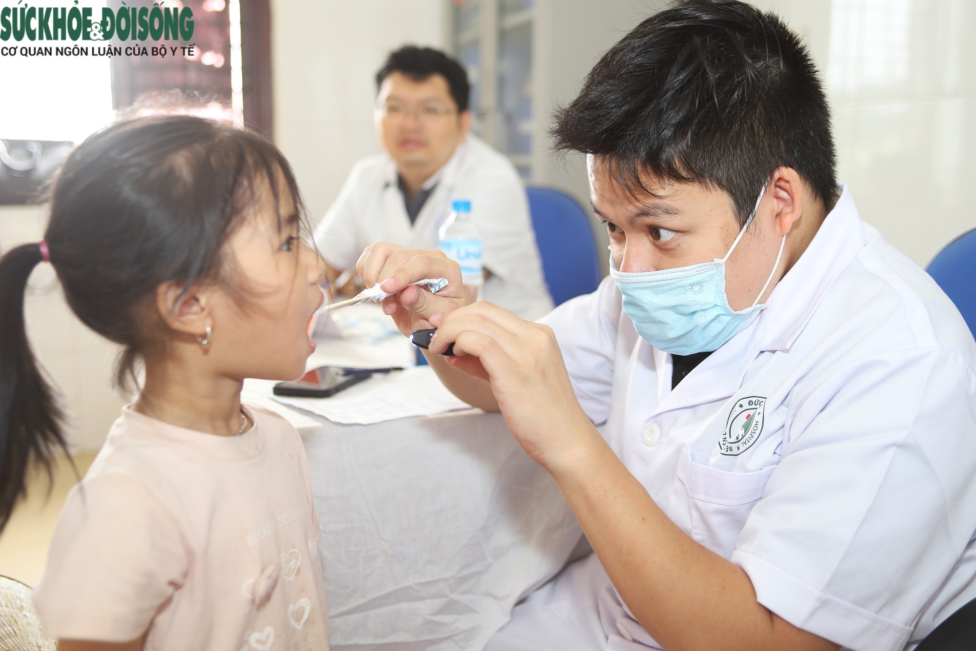 Hơn 1.260 trẻ em xã đảo Minh Châu được khám sức khỏe miễn phí trước năm học mới- Ảnh 4. Hơn 1.260 trẻ em xã đảo Minh Châu được khám sức khỏe miễn phí trước năm học mới- Ảnh 4.