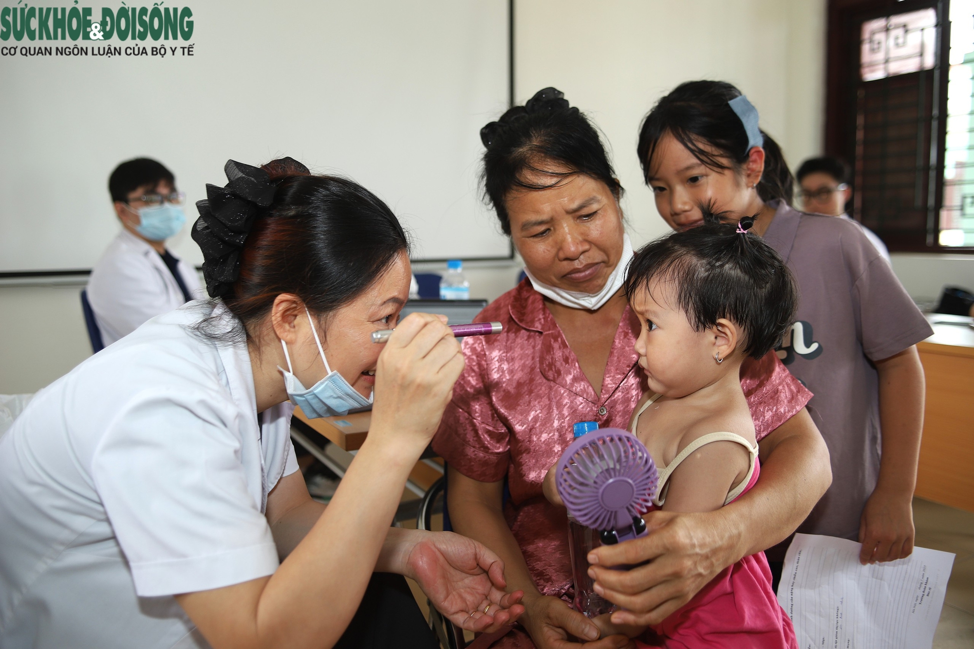 Hơn 1.260 trẻ em xã đảo Minh Châu được khám sức khỏe miễn phí trước năm học mới- Ảnh 5. Hơn 1.260 trẻ em xã đảo Minh Châu được khám sức khỏe miễn phí trước năm học mới- Ảnh 5.