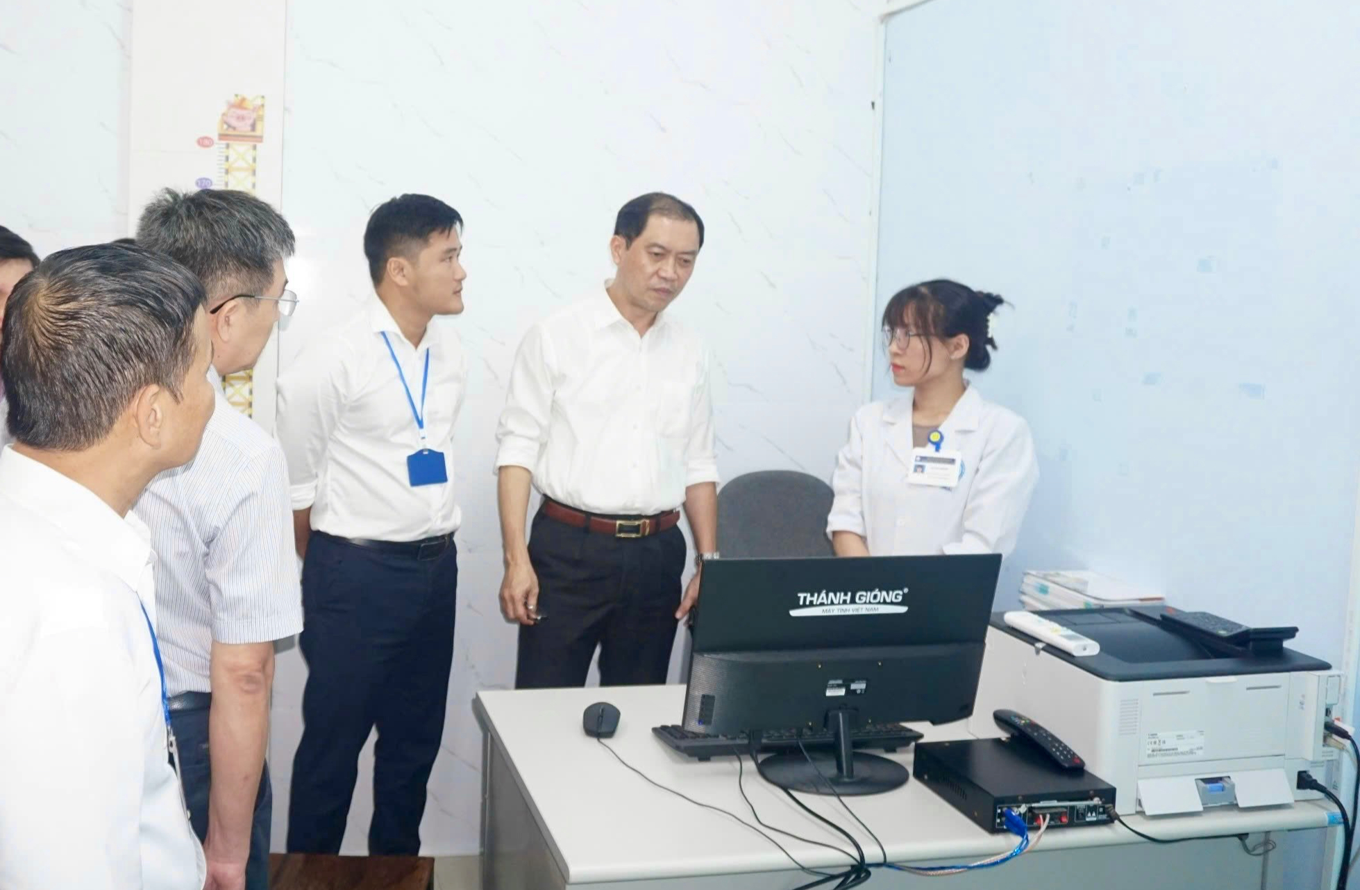 Ngành y tế Huế triển khai hồ sơ bệnh án điện tử để phục vụ người bệnh tốt hơn- Ảnh 2. Ngành y tế Huế triển khai hồ sơ bệnh án điện tử để phục vụ người bệnh tốt hơn- Ảnh 2.
