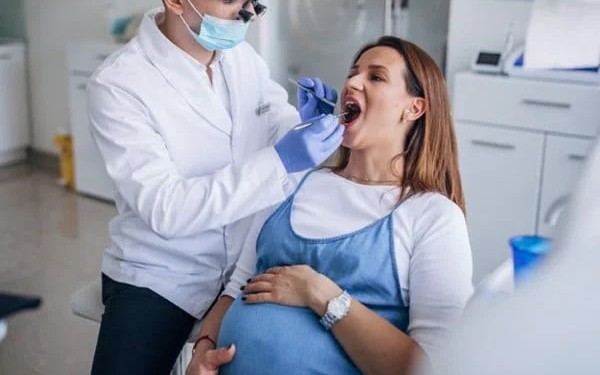 Sức khỏe răng miệng thai kỳ: Những điều mẹ bầu không thể bỏ qua- Ảnh 3.