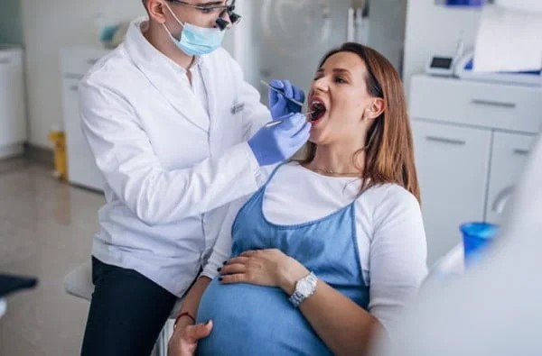 Vì sao mẹ bầu không nên chủ quan khi bị viêm nha chu?- Ảnh 2.