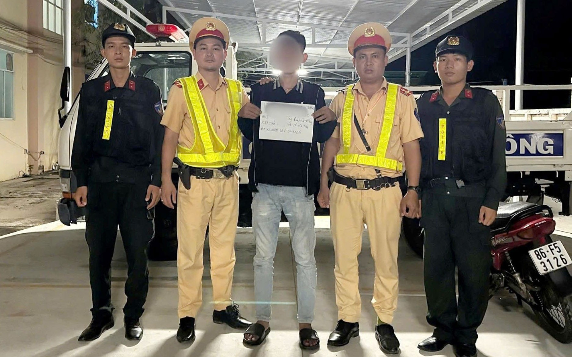 CSGT phát hiện 2 thanh niên điều khiển xe gắn máy sử dụng ma túy