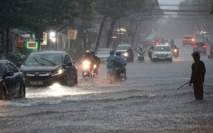 Hà Nội là tâm điểm mưa dông, kéo dài hết ngày 26/8