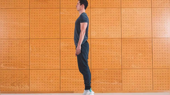 10 bài tập chân cơ bản giúp trái tim khỏe mạnh hơn- Ảnh 1. Nâng gót chân
