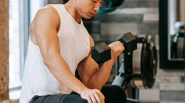 10 bài tập chân cơ bản giúp trái tim khỏe mạnh hơn- Ảnh 6. Bài tập gập bắp tay khi ngồi