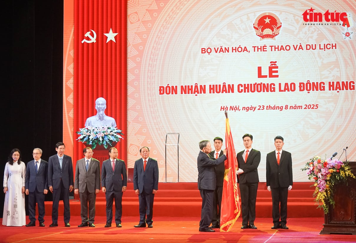 Bộ trưởng Nguyễn Văn Hùng: Văn hóa nuôi dưỡng tâm hồn và bản sắc dân tộc, khát vọng vươn cao- Ảnh 6. Bộ trưởng Nguyễn Văn Hùng: Văn hóa nuôi dưỡng tâm hồn và bản sắc dân tộc, khát vọng vươn cao- Ảnh 6.