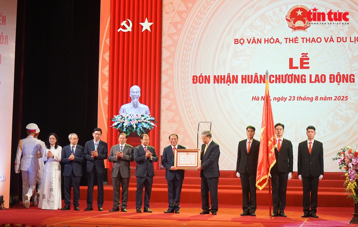 Bộ trưởng Nguyễn Văn Hùng: Văn hóa nuôi dưỡng tâm hồn và bản sắc dân tộc, khát vọng vươn cao- Ảnh 7. Bộ trưởng Nguyễn Văn Hùng: Văn hóa nuôi dưỡng tâm hồn và bản sắc dân tộc, khát vọng vươn cao- Ảnh 7.