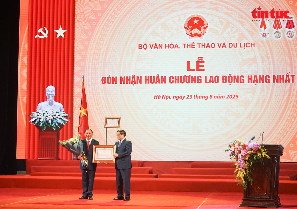 Bộ trưởng Nguyễn Văn Hùng: Văn hóa nuôi dưỡng tâm hồn và bản sắc dân tộc, khát vọng vươn cao- Ảnh 8. Bộ trưởng Nguyễn Văn Hùng: Văn hóa nuôi dưỡng tâm hồn và bản sắc dân tộc, khát vọng vươn cao- Ảnh 8.
