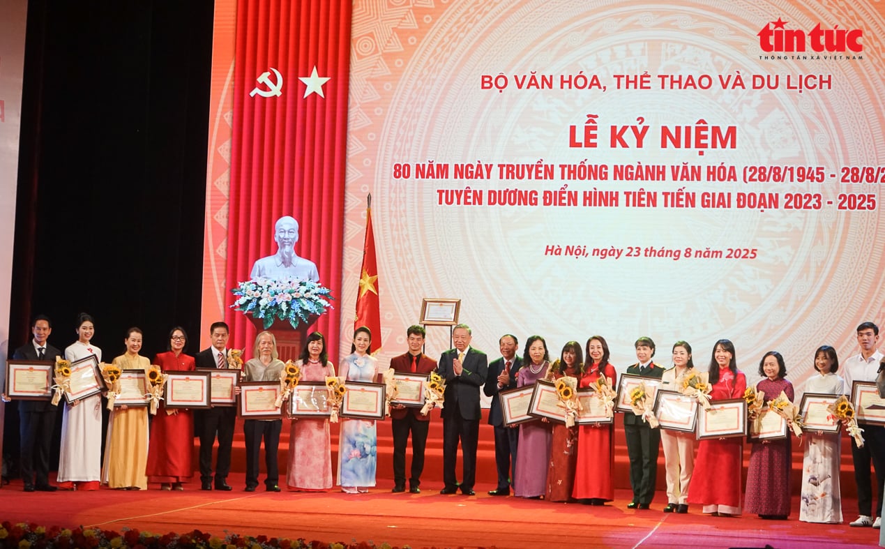 Bộ trưởng Nguyễn Văn Hùng: Văn hóa nuôi dưỡng tâm hồn và bản sắc dân tộc, khát vọng vươn cao- Ảnh 9. Bộ trưởng Nguyễn Văn Hùng: Văn hóa nuôi dưỡng tâm hồn và bản sắc dân tộc, khát vọng vươn cao- Ảnh 9.