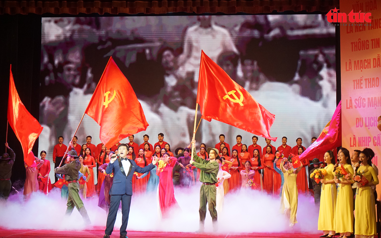 Bộ trưởng Nguyễn Văn Hùng: Văn hóa nuôi dưỡng tâm hồn và bản sắc dân tộc, khát vọng vươn cao- Ảnh 4. Bộ trưởng Nguyễn Văn Hùng: Văn hóa nuôi dưỡng tâm hồn và bản sắc dân tộc, khát vọng vươn cao- Ảnh 4.