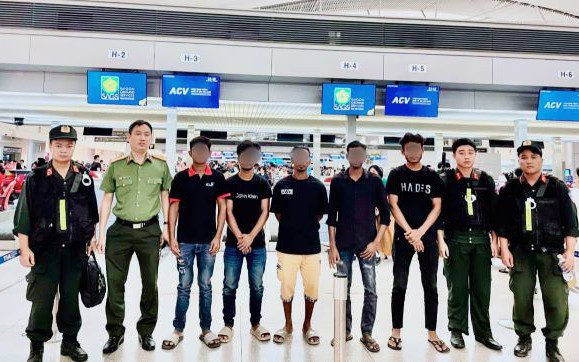 Trục xuất nhóm người Bangladesh lợi dụng du lịch ở lại làm việc "chui" 