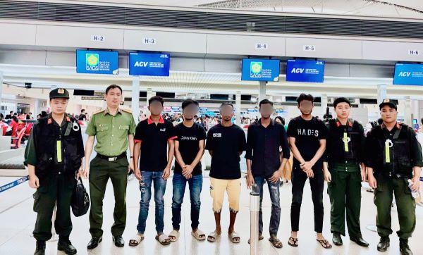 Trục xuất nhóm người Bangladesh lợi dụng du lịch ở lại làm việc 'chui' - Ảnh 1. Trục xuất nhóm người Bangladesh lợi dụng du lịch ở lại làm việc 'chui' - Ảnh 1.