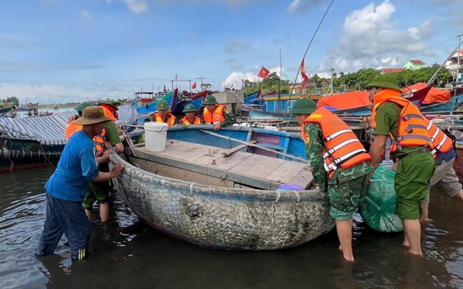 Bão số 5 vọt cấp, khẩn trương sơ tán người dân