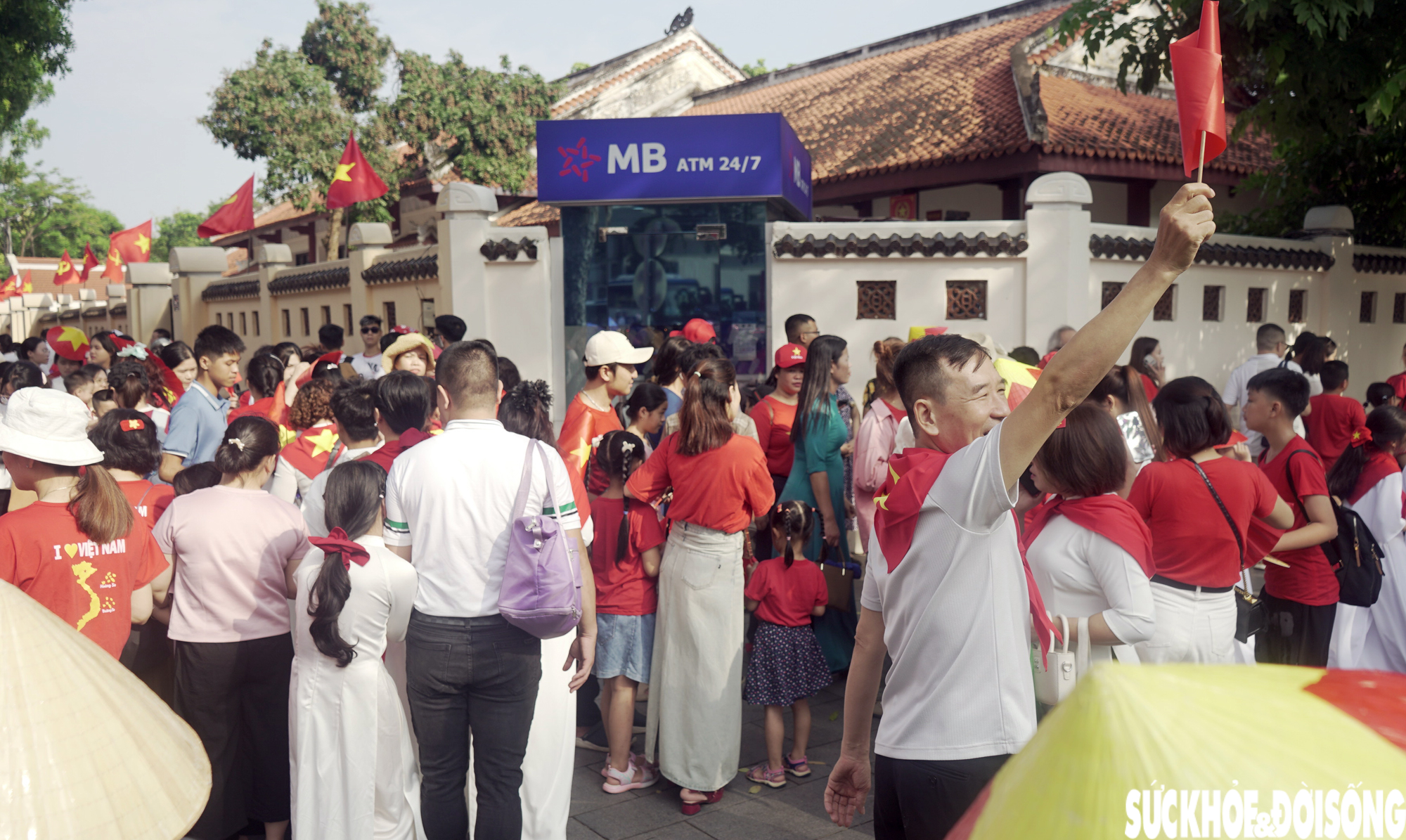 Người dân đổ về Quảng trường Ba Đình chờ đến 20h xem tổng hợp luyện diễu binh, diễu hành- Ảnh 2. Người dân đổ về Quảng trường Ba Đình chờ đến 20h xem tổng hợp luyện diễu binh, diễu hành- Ảnh 2.