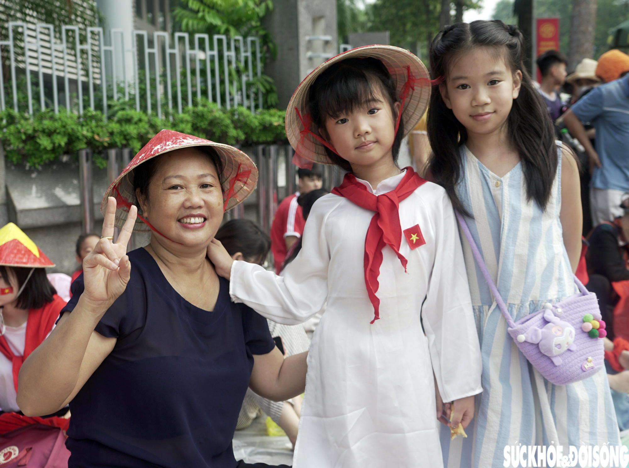 Người dân đổ về Quảng trường Ba Đình chờ đến 20h xem tổng hợp luyện diễu binh, diễu hành- Ảnh 11. Người dân đổ về Quảng trường Ba Đình chờ đến 20h xem tổng hợp luyện diễu binh, diễu hành- Ảnh 11.