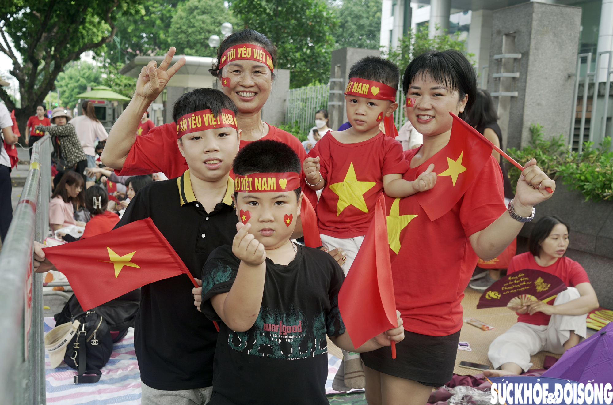 Người dân đổ về Quảng trường Ba Đình chờ đến 20h xem tổng hợp luyện diễu binh, diễu hành- Ảnh 12. Người dân đổ về Quảng trường Ba Đình chờ đến 20h xem tổng hợp luyện diễu binh, diễu hành- Ảnh 12.