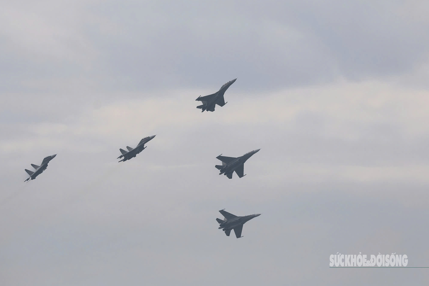 Mãn nhãn ‘Hổ mang chúa’ Su-30MK2 bay qua Quảng trường Ba Đình, sẵn sàng cho đại lễ Quốc khánh- Ảnh 6. Mãn nhãn ‘Hổ mang chúa’ Su-30MK2 bay qua Quảng trường Ba Đình, sẵn sàng cho đại lễ Quốc khánh- Ảnh 6.