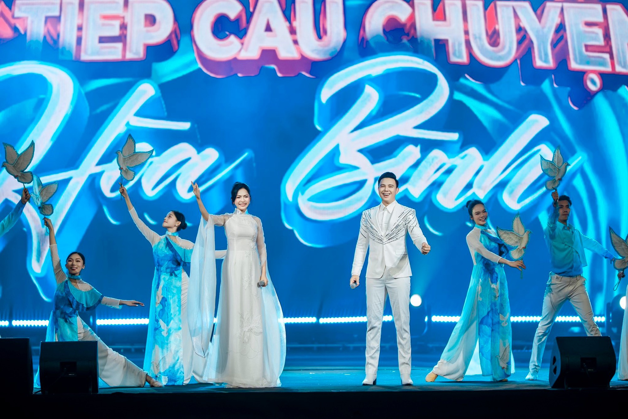 Ca sĩ Duyên Quỳnh: 'Viết tiếp câu chuyện hoà bình từng bị từ chối biểu diễn vì... không nổi tiếng'- Ảnh 5. Ca sĩ Duyên Quỳnh: 'Viết tiếp câu chuyện hoà bình từng bị từ chối biểu diễn vì... không nổi tiếng'- Ảnh 5.