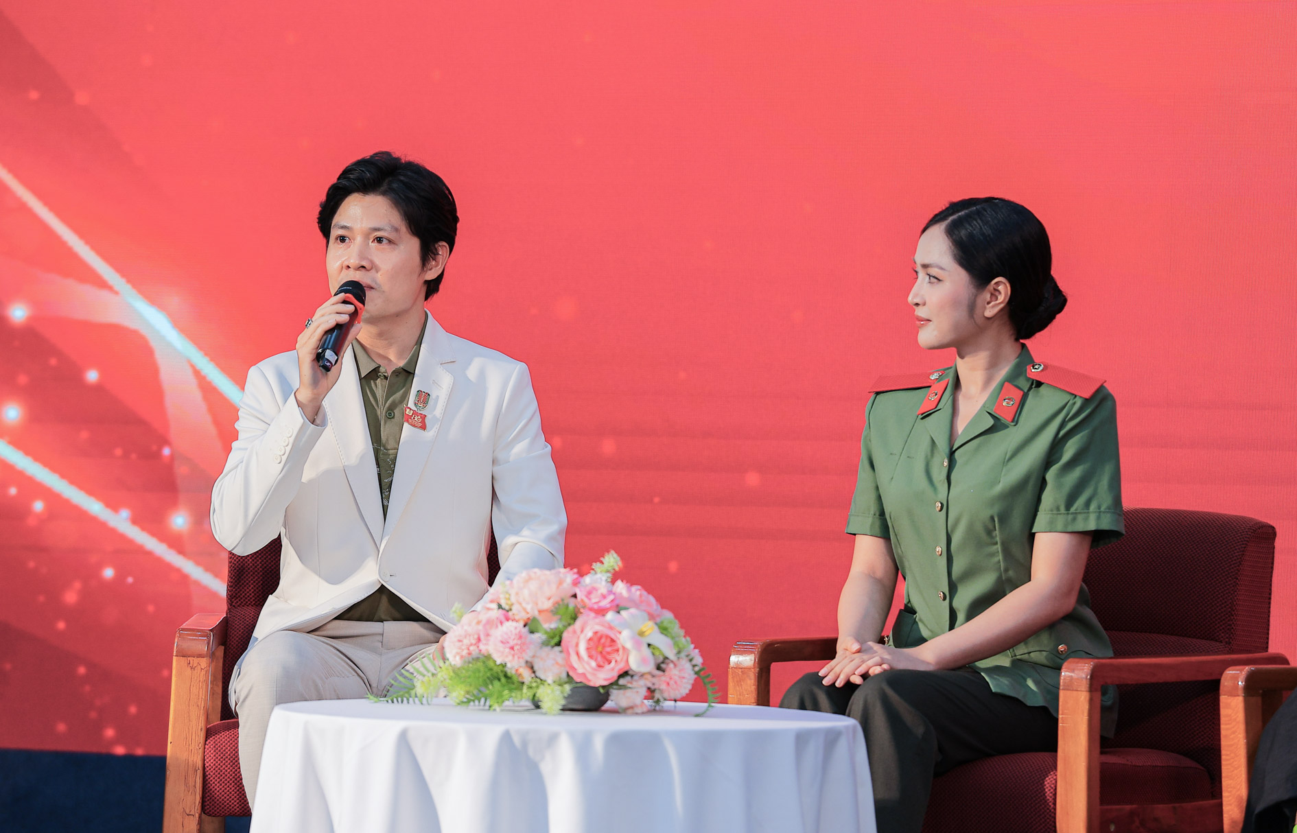 Ca sĩ Duyên Quỳnh: 'Viết tiếp câu chuyện hoà bình từng bị từ chối biểu diễn vì... không nổi tiếng'- Ảnh 1. Ca sĩ Duyên Quỳnh: 'Viết tiếp câu chuyện hoà bình từng bị từ chối biểu diễn vì... không nổi tiếng'- Ảnh 1.
