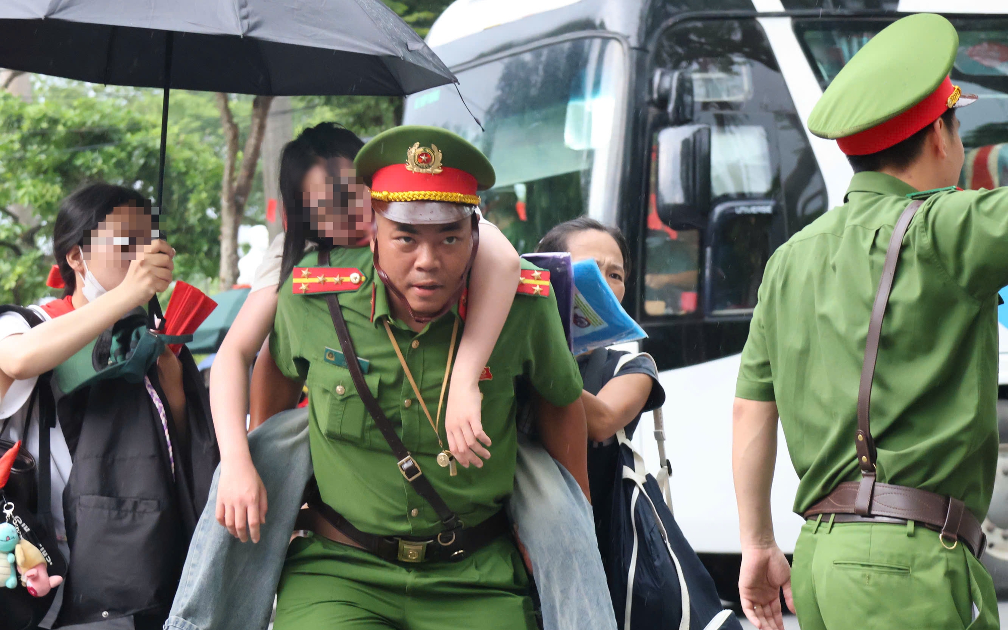 Đại úy CSGT kể giây phút dẫn đường cứu bé sơ sinh sặc sữa giữa 'biển người' xem tổng hợp luyện- Ảnh 1. Công an, CSGT Hà Nội liên tiếp hỗ trợ người dân gặp sự cố sức khỏe khi xem tổng hợp luyện Quốc khánh