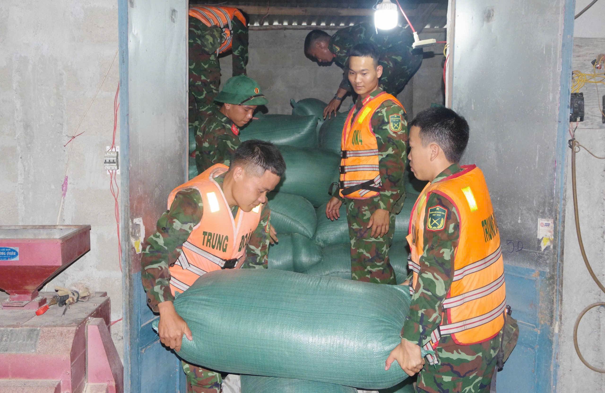 Huế lùi ngày học sinh tựu trường, quân đội về vùng trũng giúp dân di chuyển lương thực- Ảnh 2. Huế lùi ngày học sinh tựu trường, quân đội về vùng trũng giúp dân di chuyển lương thực- Ảnh 2.