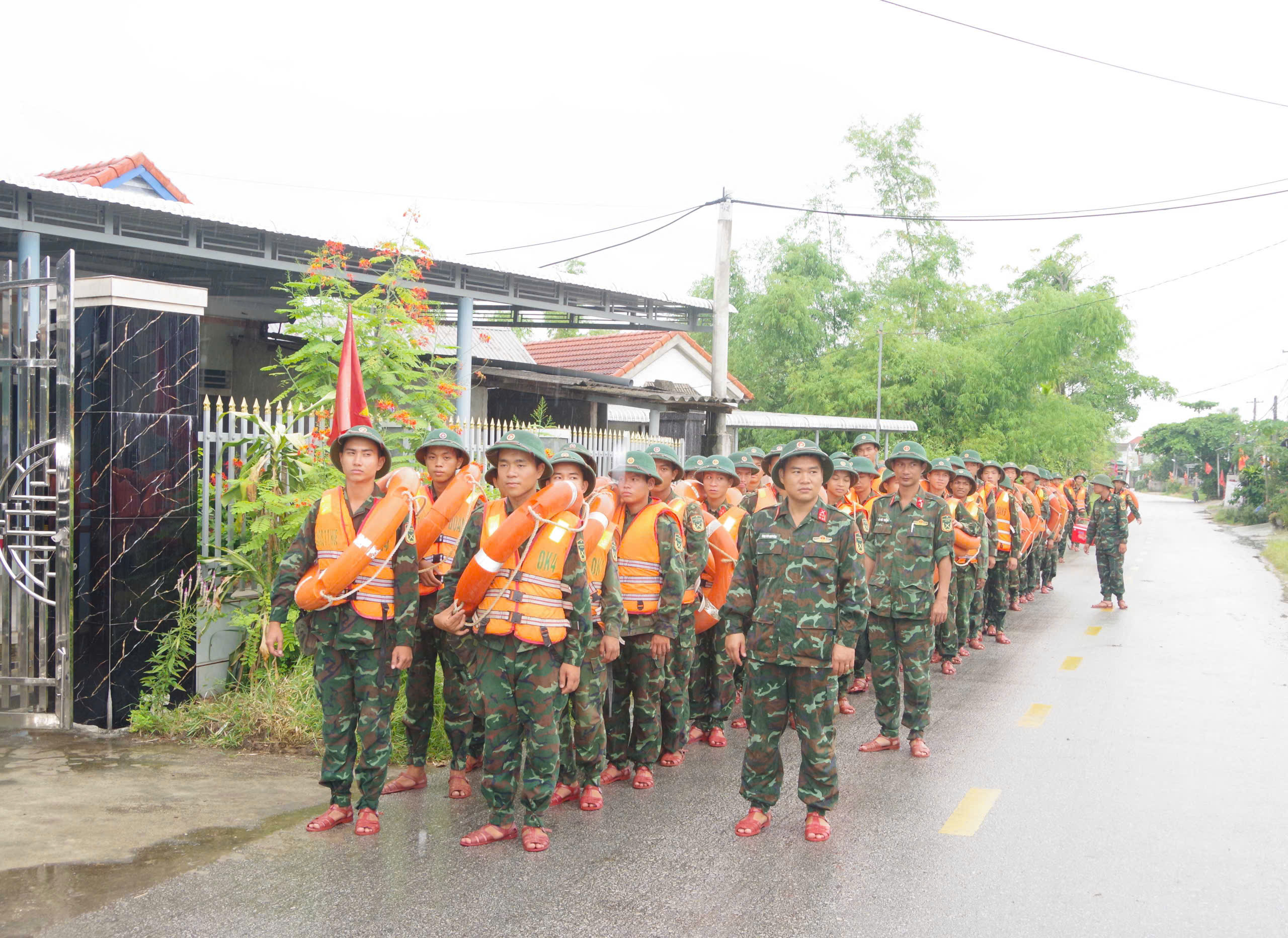 Huế lùi ngày học sinh tựu trường, quân đội về vùng trũng giúp dân di chuyển lương thực- Ảnh 1. Huế lùi ngày học sinh tựu trường, quân đội về vùng trũng giúp dân di chuyển lương thực- Ảnh 1.
