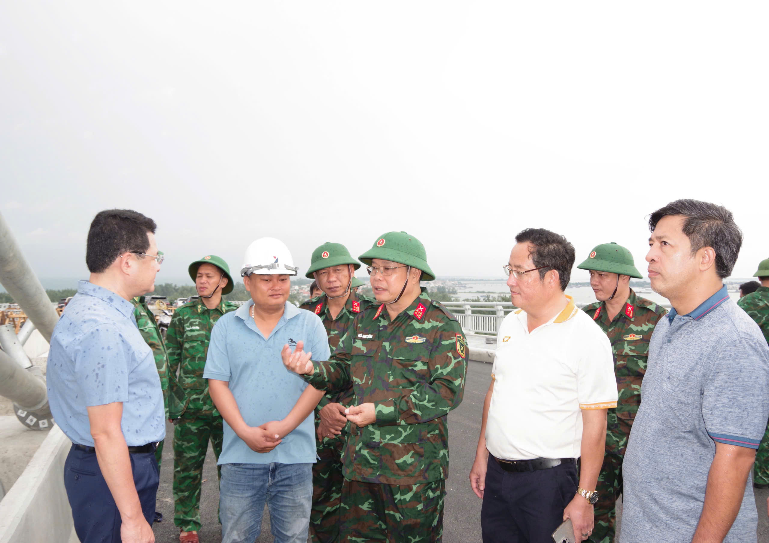 Huế lùi ngày học sinh tựu trường, quân đội về vùng trũng giúp dân di chuyển lương thực- Ảnh 3. Huế lùi ngày học sinh tựu trường, quân đội về vùng trũng giúp dân di chuyển lương thực- Ảnh 3.