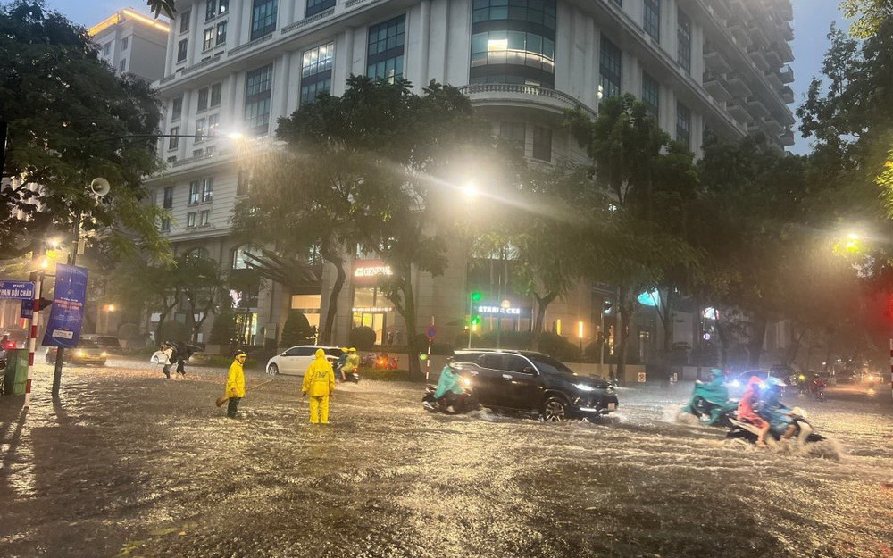 Chiều nay Hà Nội mưa dông mạnh