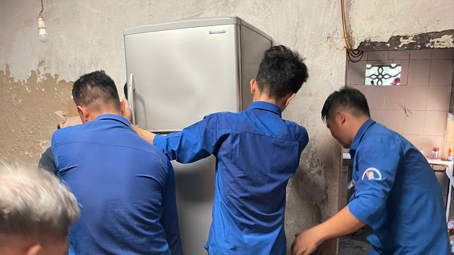 Người dân Hà Tĩnh hối hả chống bão- Ảnh 11. Người dân Hà Tĩnh hối hả chống bão- Ảnh 11.