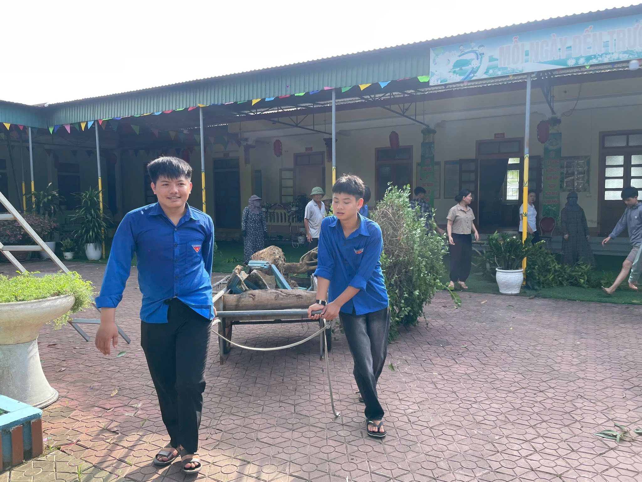 Người dân Hà Tĩnh hối hả chống bão- Ảnh 7. Người dân Hà Tĩnh hối hả chống bão- Ảnh 7.