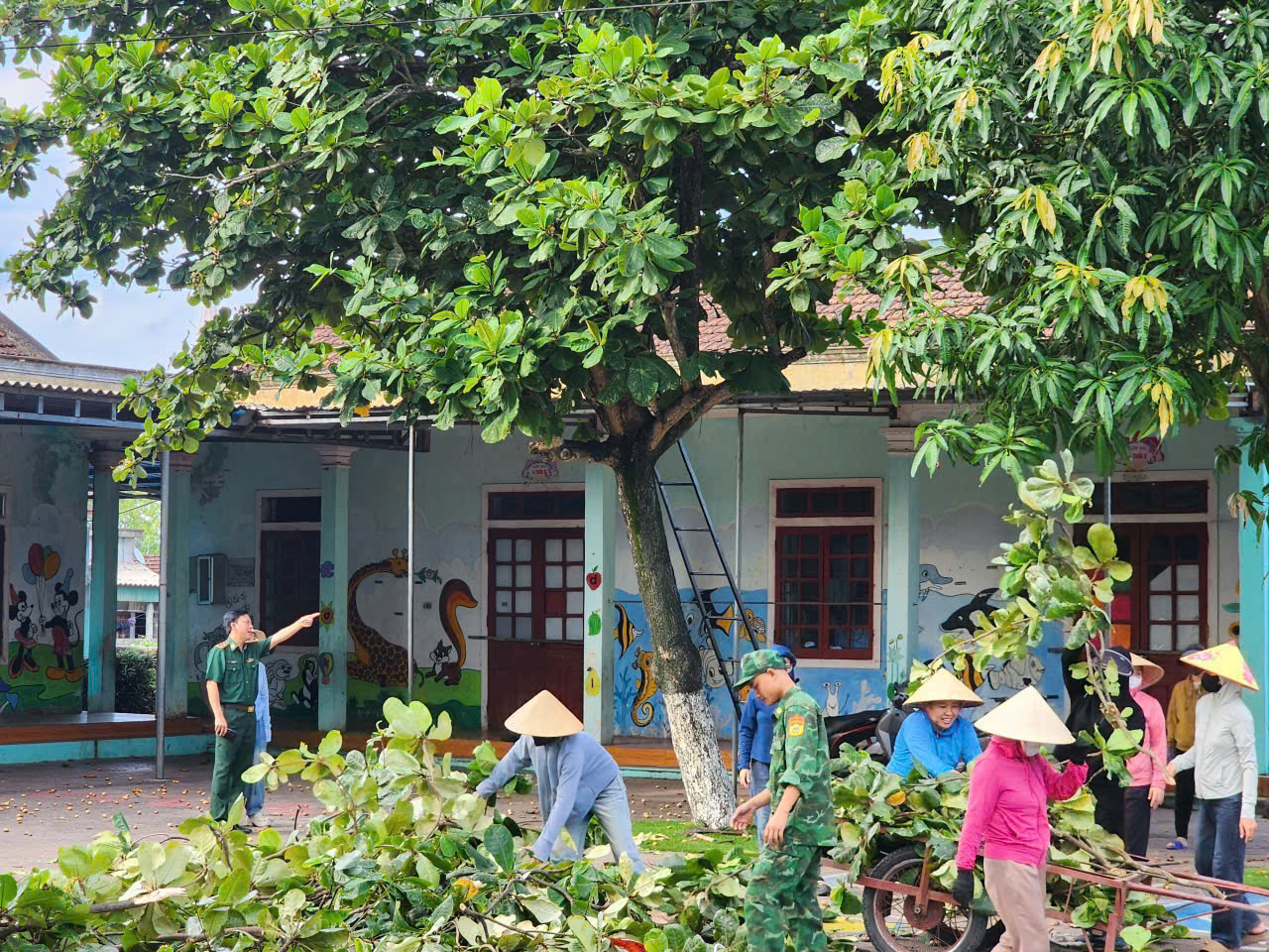 Người dân Hà Tĩnh hối hả chống bão- Ảnh 9. Người dân Hà Tĩnh hối hả chống bão- Ảnh 9.