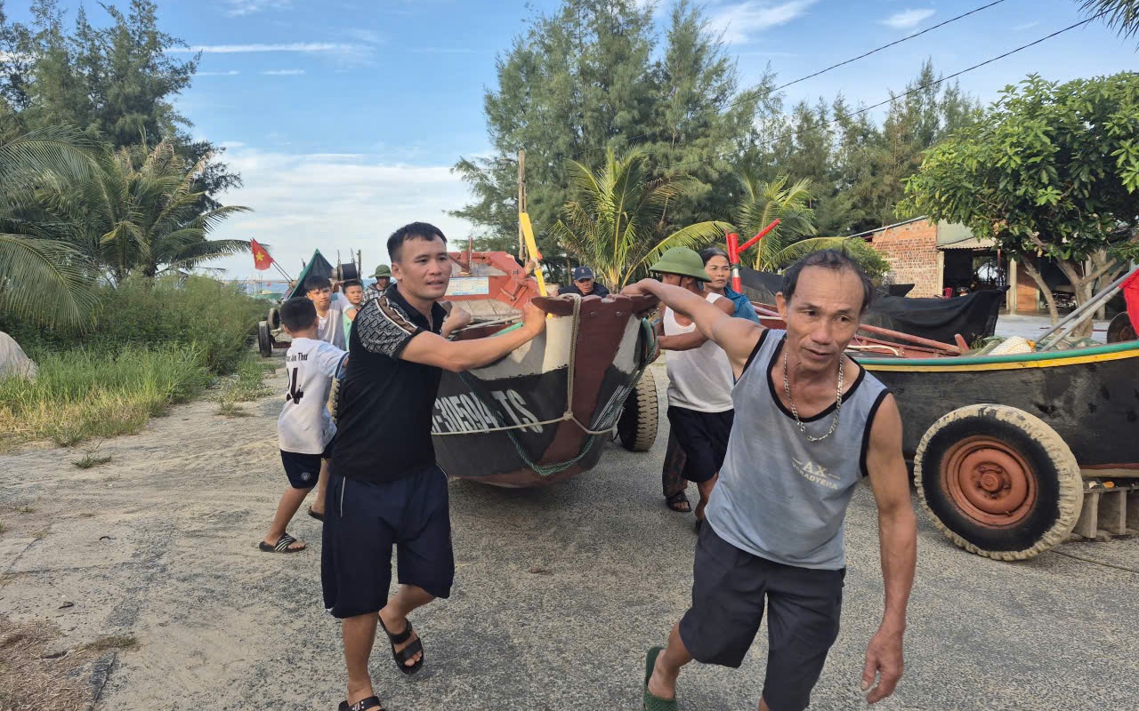 Người dân Hà Tĩnh hối hả chống bão