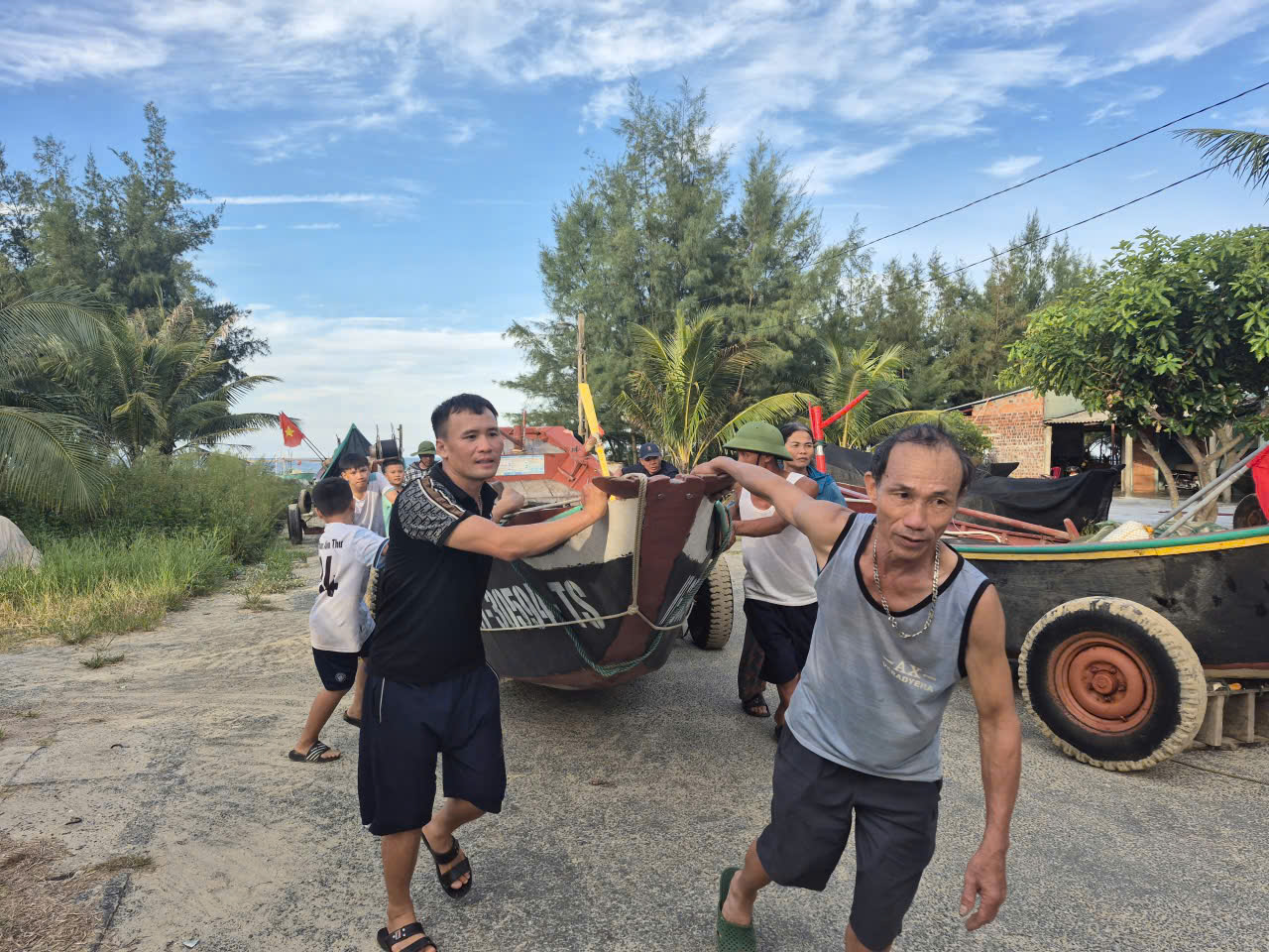 Người dân Hà Tĩnh hối hả chống bão- Ảnh 3. Người dân Hà Tĩnh hối hả chống bão- Ảnh 3.