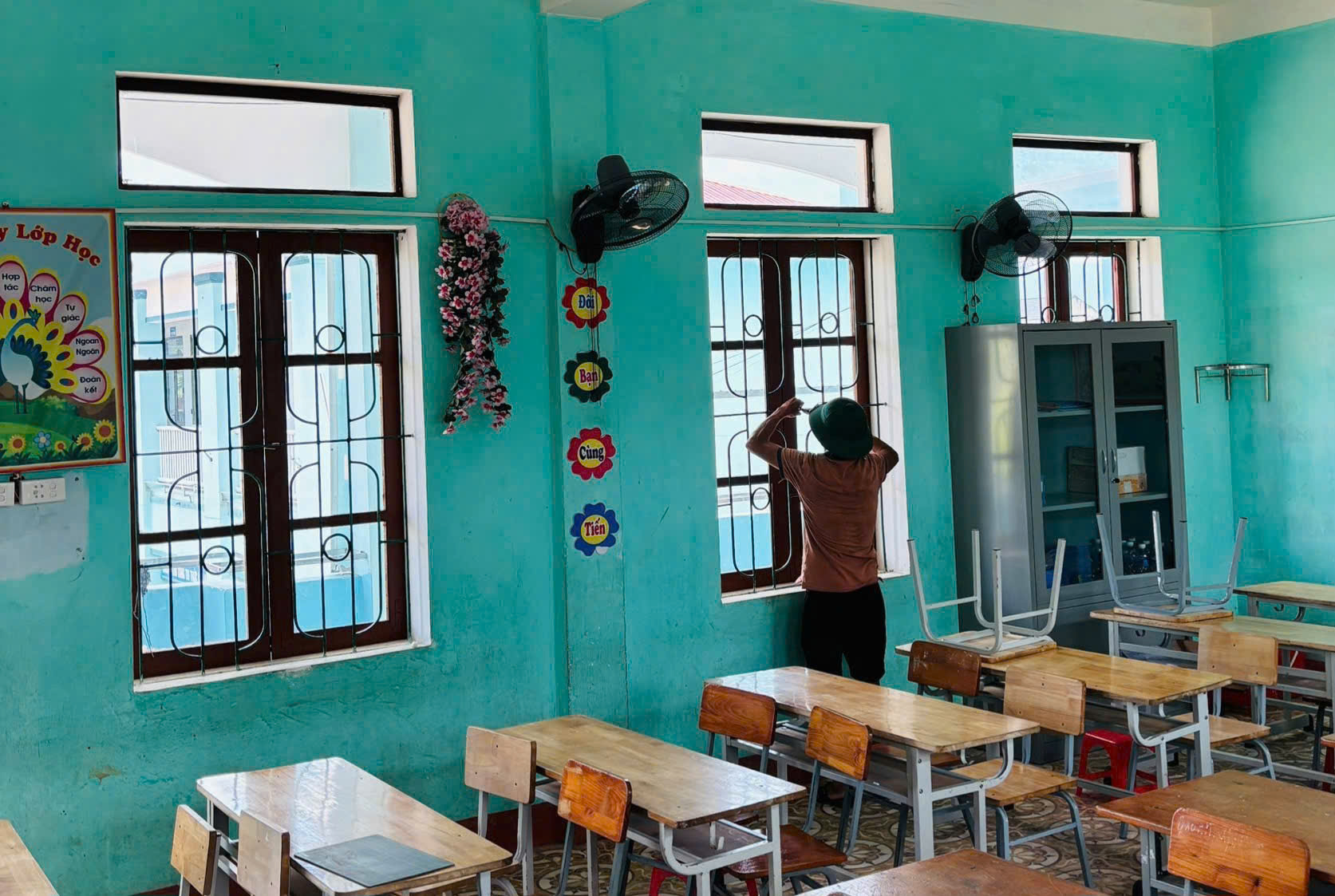 Người dân Hà Tĩnh hối hả chống bão- Ảnh 8. Người dân Hà Tĩnh hối hả chống bão- Ảnh 8.