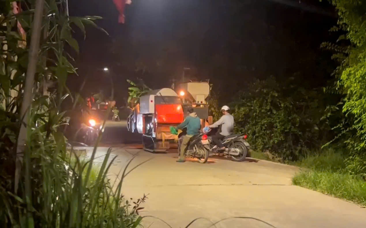 Nông dân Huế xuyên đêm gặt lúa ứng phó bão số 5
