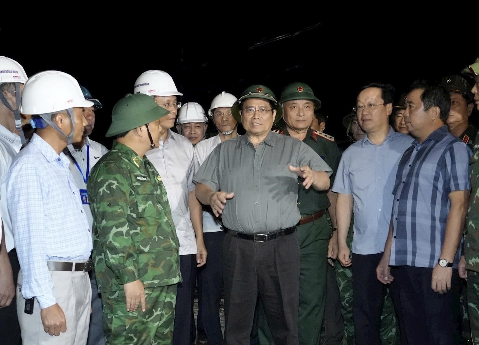 Ứng phó khẩn cấp bão số 5: Ưu tiên hàng đầu bảo vệ tính mạng và tài sản của nhân dân- Ảnh 3. Ứng phó khẩn cấp bão số 5: Ưu tiên hàng đầu bảo vệ tính mạng và tài sản của nhân dân- Ảnh 3.