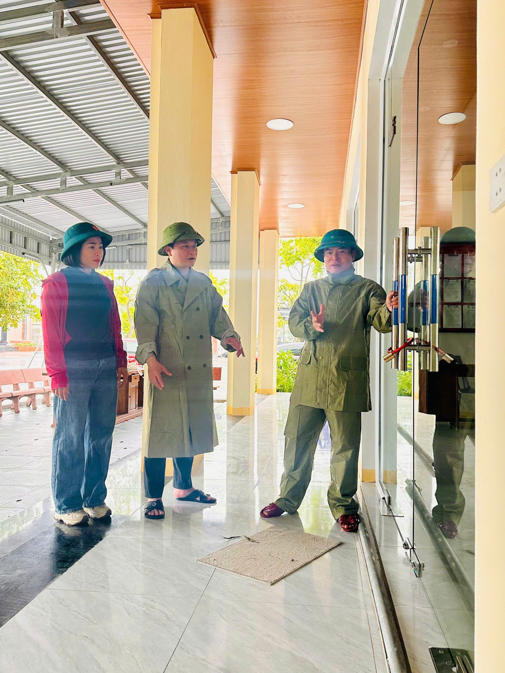 Người dân Hà Tĩnh hối hả chống bão- Ảnh 12. Người dân Hà Tĩnh hối hả chống bão- Ảnh 12.