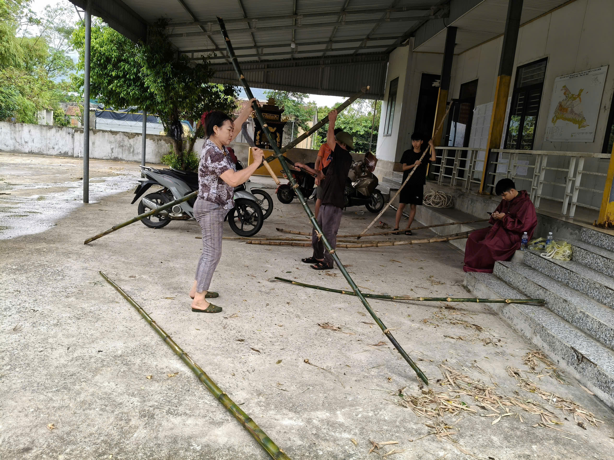 Người dân Hà Tĩnh hối hả chống bão- Ảnh 13. Người dân Hà Tĩnh hối hả chống bão- Ảnh 13.