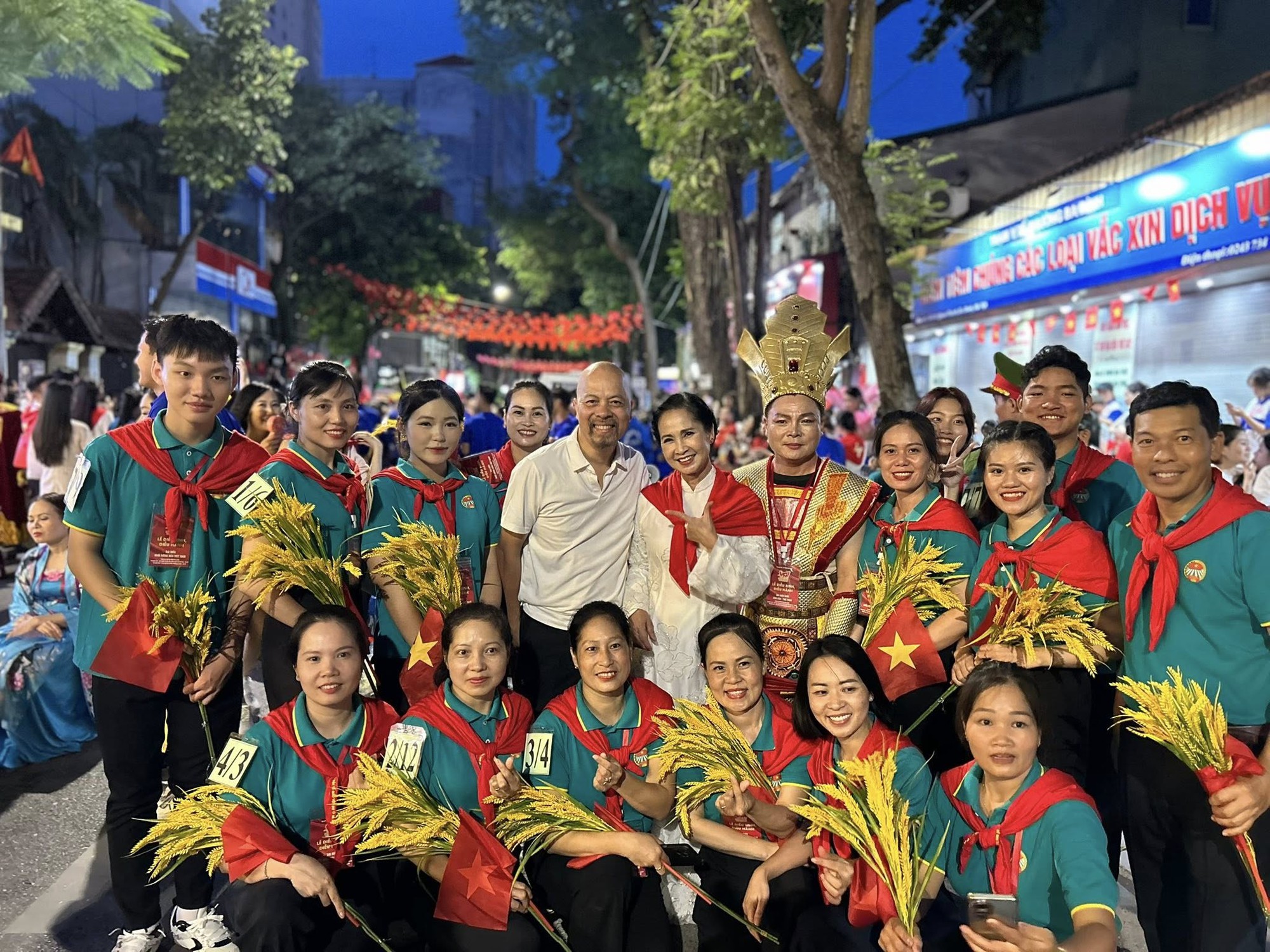 Hồng Diễm gây chú ý trong ngày hợp luyện diễu hành A80- Ảnh 13. Hồng Diễm gây chú ý trong ngày hợp luyện diễu hành A80- Ảnh 13.