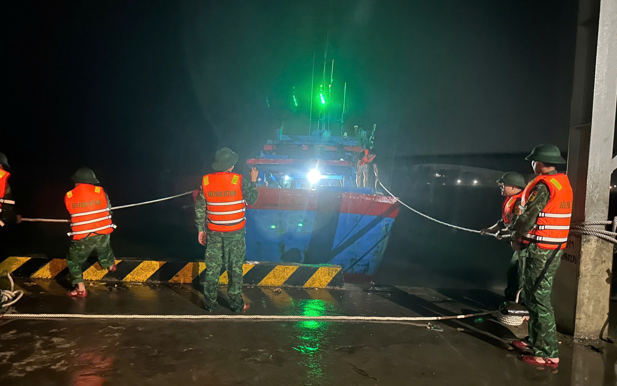 Ứng cứu tàu cá Quảng Ngãi đứt neo khi đang trú bão