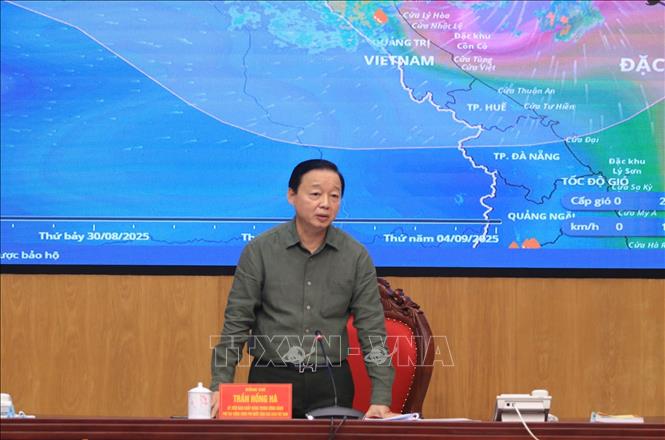 Phó Thủ tướng Trần Hồng Hà: Người dân vùng bão ảnh hưởng không ra đường từ 11 - 18 giờ ngày 25/8- Ảnh 1. Phó Thủ tướng Trần Hồng Hà: Người dân vùng bão ảnh hưởng không ra đường từ 11 - 18 giờ ngày 25/8- Ảnh 1.