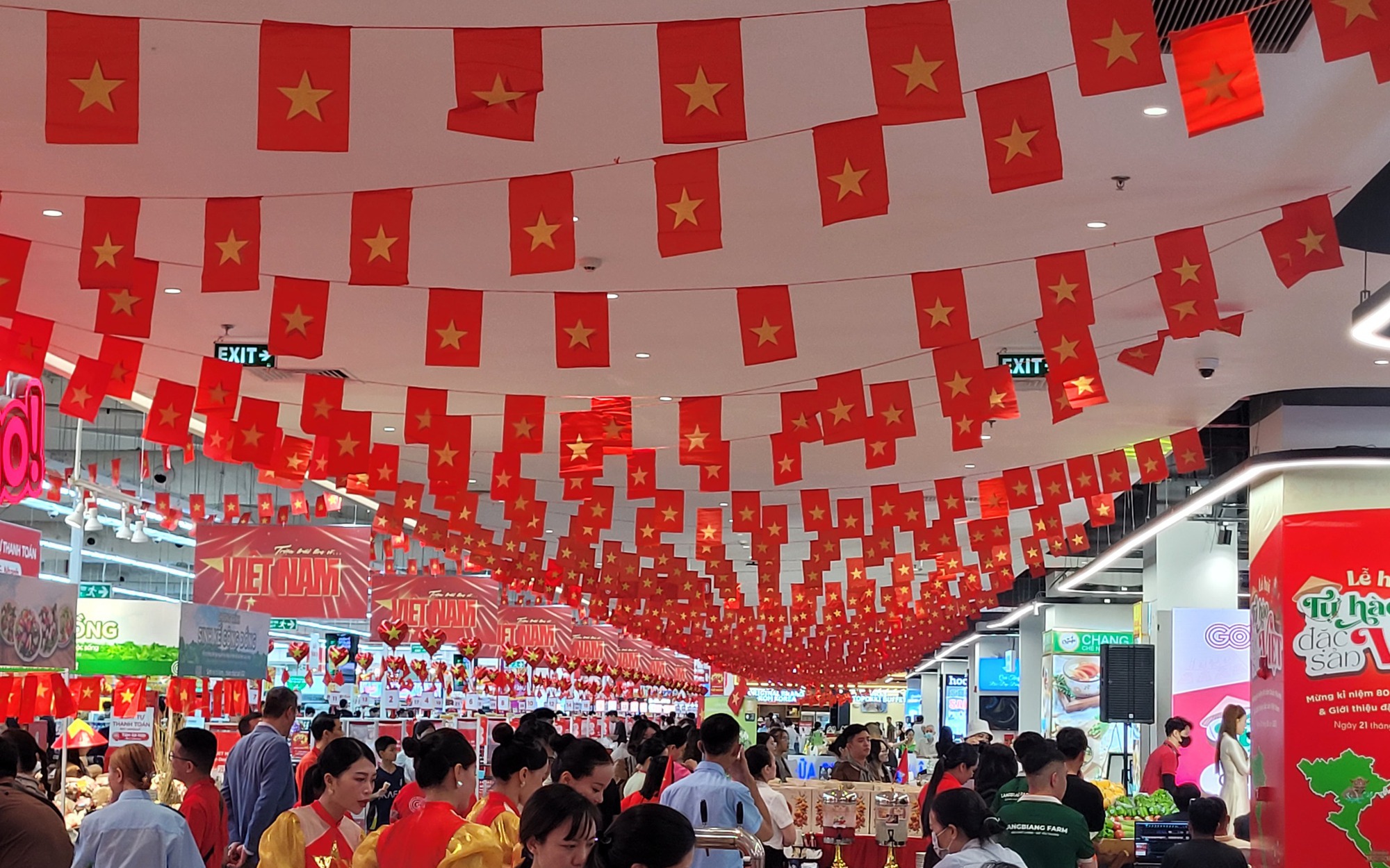 Người Hà Nội phát nước, bật quạt phục vụ người dân xem diễu binh: 'Tôi chỉ muốn đồng bào mình thật vui'- Ảnh 5.